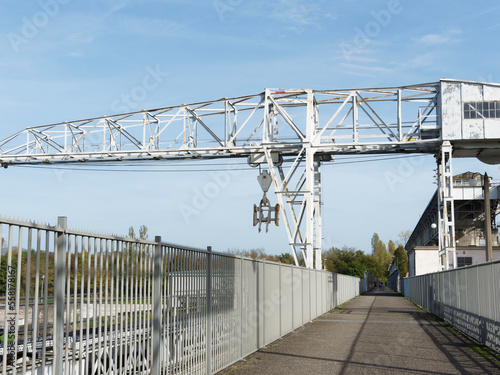 Barrage hydroélectrique de Kembs. Passage transfontalier sur île sur le Rhin entre Le Grand Canal d'Alsace et Vieux Rhin en Allemagne photo