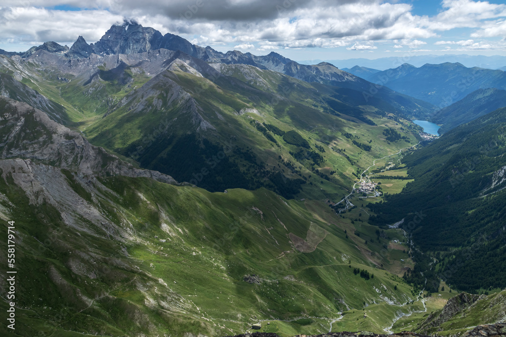 Mont Viso , Paysage du  Massif du Queyras en été . Hautes-Alpes