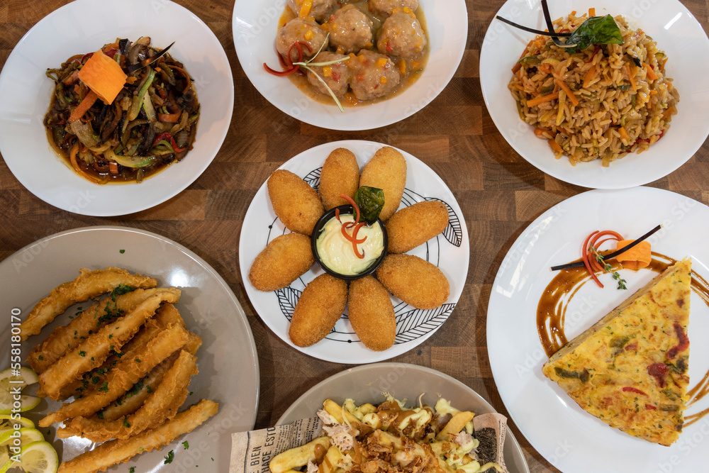 Mesa con diferentes platos de comida. Banquete de comida española Photos |  Adobe Stock