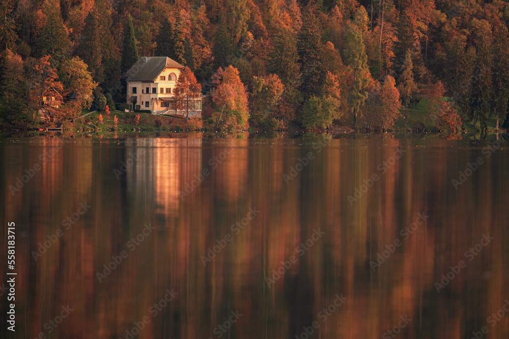 Fototapeta premium Lakeside house