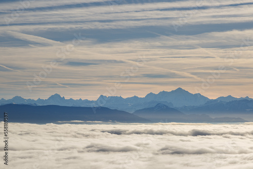 Vue de silhouette de Mont Blanc depuis le crêt de la neige dans le Jura au lever de soleil dans le brouillard