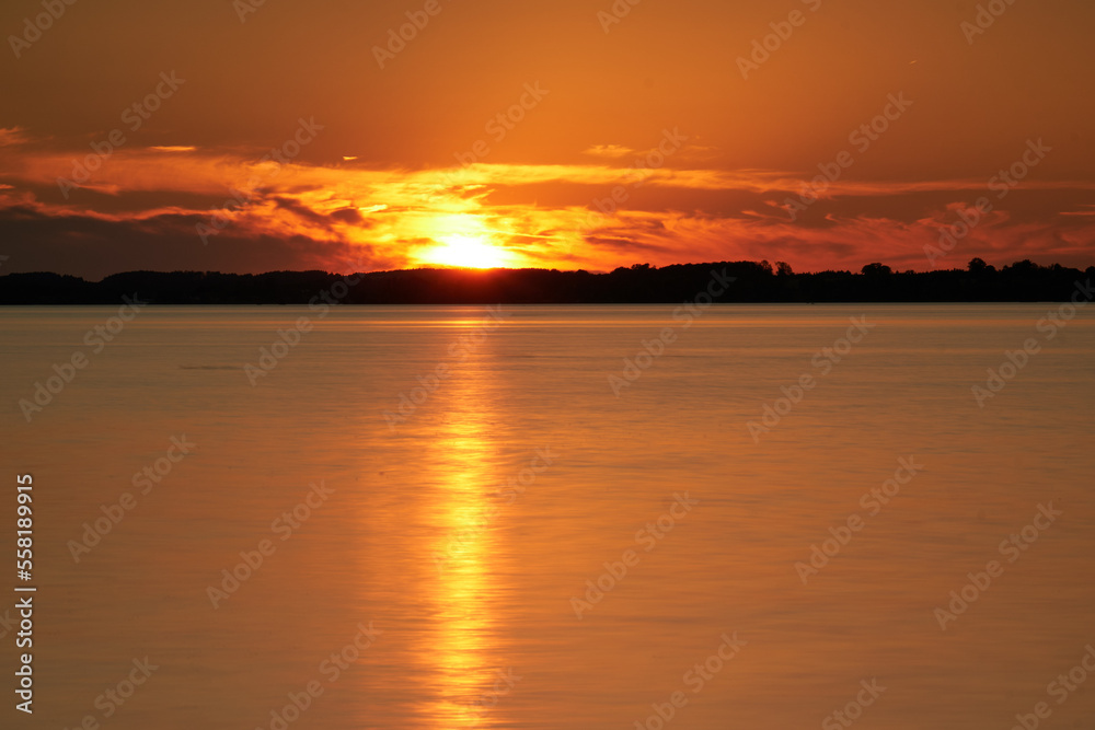 Sonnenuntergang am Chiemsee, Bayern, Deutschland Sonnenuntergang am Chiemsee, Bayern, Deutschland