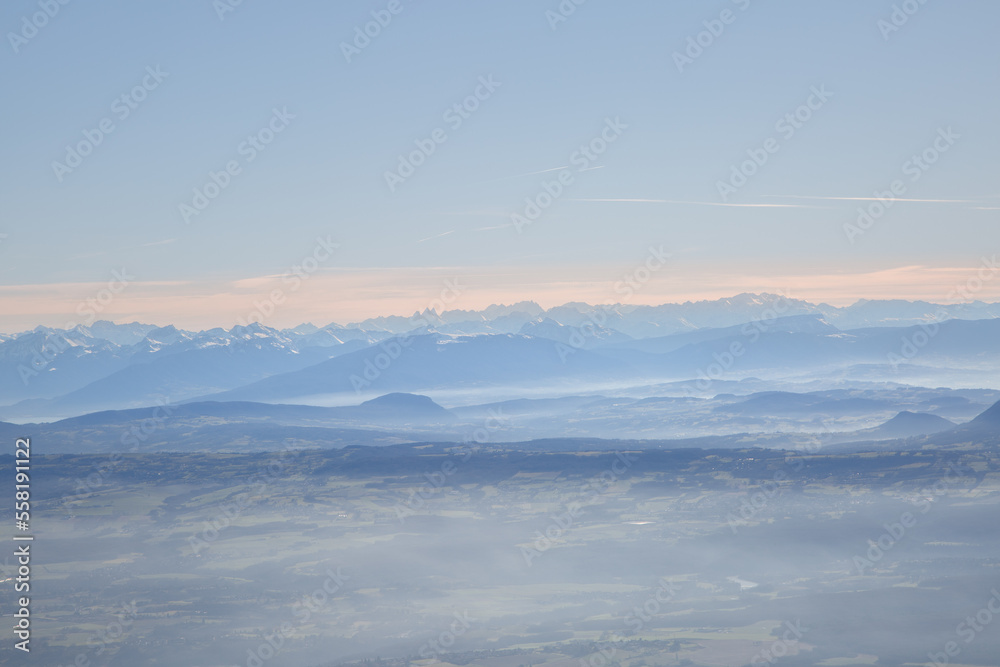 Vue du Mont Blanc enneigé depuis le crêt de la neige dans le Jura au coucher de soleil