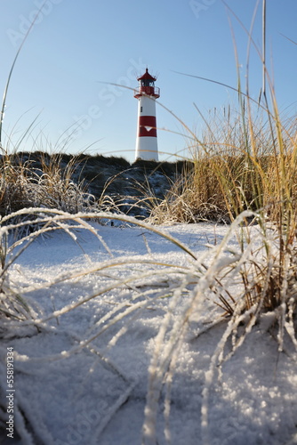 Winterlandschaft auf Sylt mit Leuchtturm, Deutschland