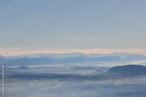 Fototapeta Naklejka Na Ścianę i Meble -  Vue du Mont Blanc enneigé depuis le crêt de la neige dans le Jura au coucher de soleil