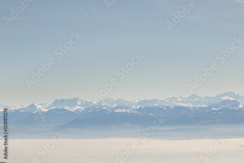 Vue du Mont Blanc enneigé depuis le crêt de la neige dans le Jura au coucher de soleil © Lina Taravella