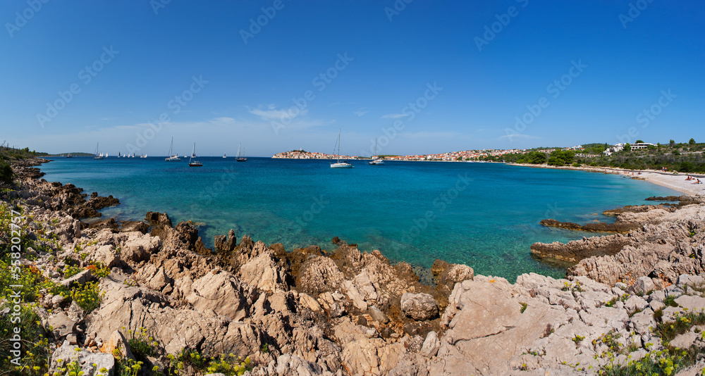 Küstenlandschaft mit Blick auf Primosten,Dalmatien,Kroatien,