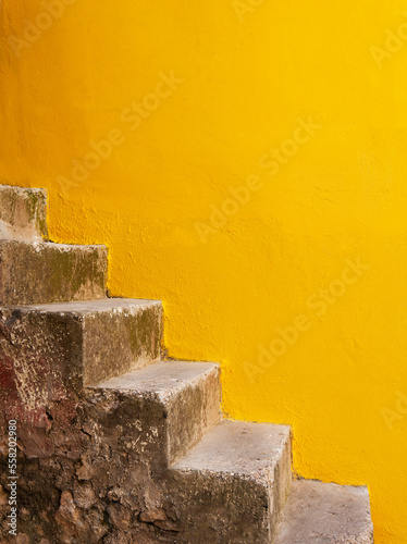 Treppe an einer Hausfassade in der Altstadt von Baska,Istrien,Kroatien,