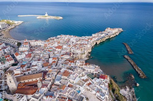 Vista aerea di vieste, nel parco nazionale del gargano in puglia