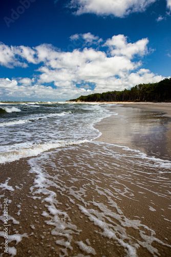 Obraz na płótnie beautiful day and waves over the sea coast. w salonie