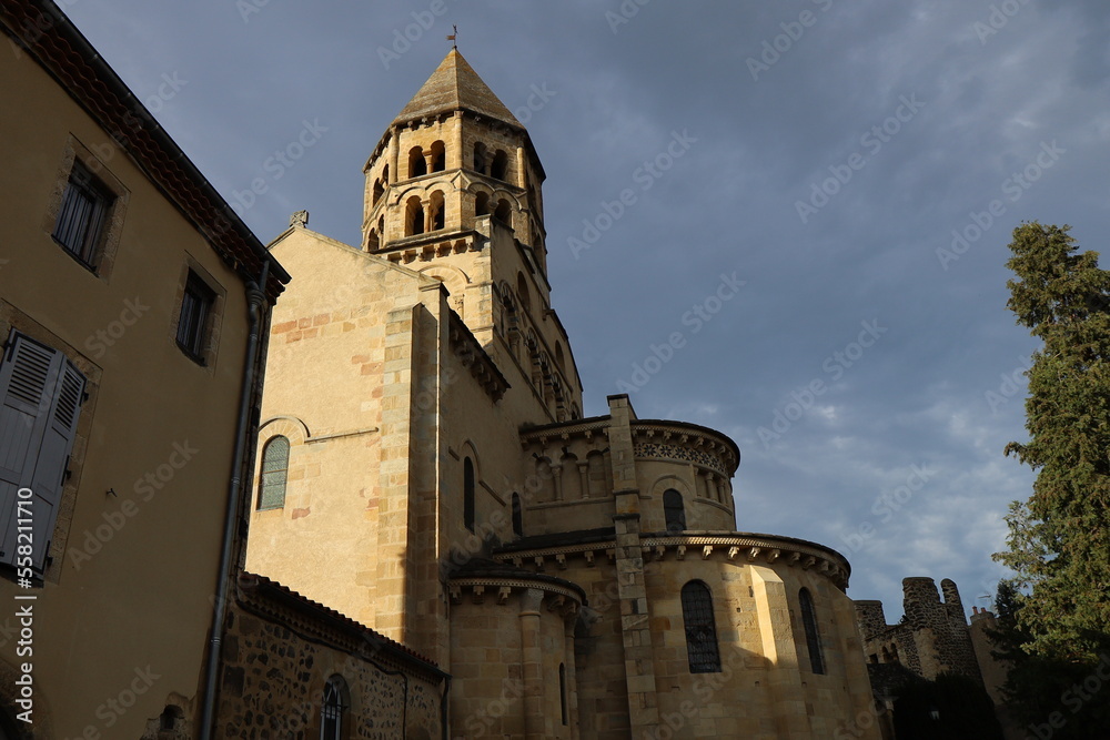 L'église Notre Dame de Saint Saturnin, vue de l'intérieur, village de Saint Saint Saturnin, département du Puy de Dome, France