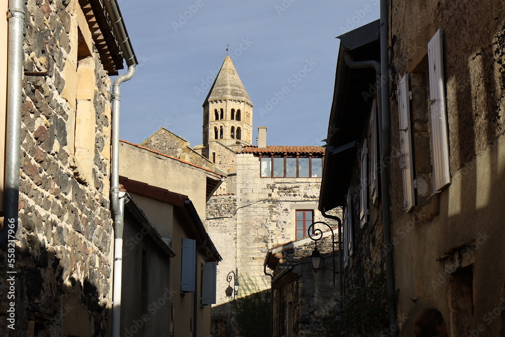 Rue typique, village de Saint Saint Saturnin, département du Puy de Dome, France