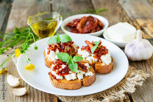 Bruschetta with sun-dried tomatoes, goat cheese and basil