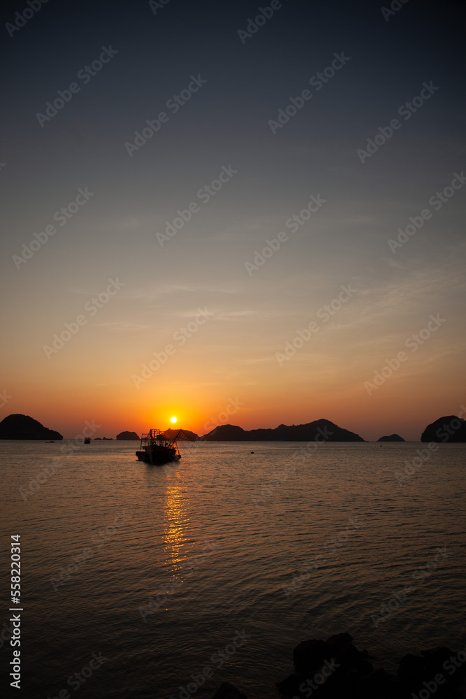 Bateau de pêche dans la mer au Vietnam au coucher du soleil Bateau de pêche dans la mer au Vietnam au coucher du soleil