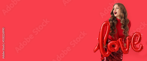 Beautiful young woman holdi...