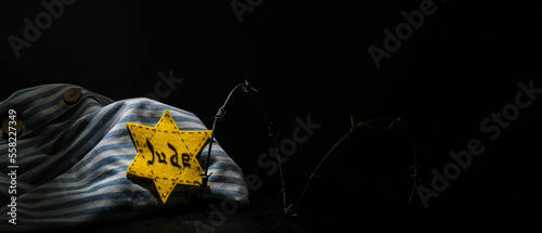 Foto David star and prisoner robe on dark background with space for text