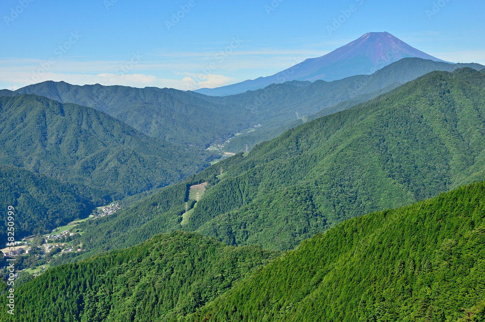 道志山塊の道志山稜縦走コース　赤鞍ヶ岳のウバガ岩より富士山と道志山稜を望む
道志山塊　赤鞍ヶ岳　ウバガ岩より富士山、右奥から手前へ御正体山、菜畑山、左端が菰釣山
