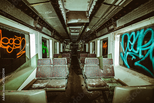 Canvastavla Old derailed train with graffitis that crashed in a underground tunnel