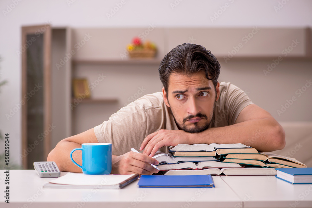Obraz premium Young male student studying at home during pandemic
