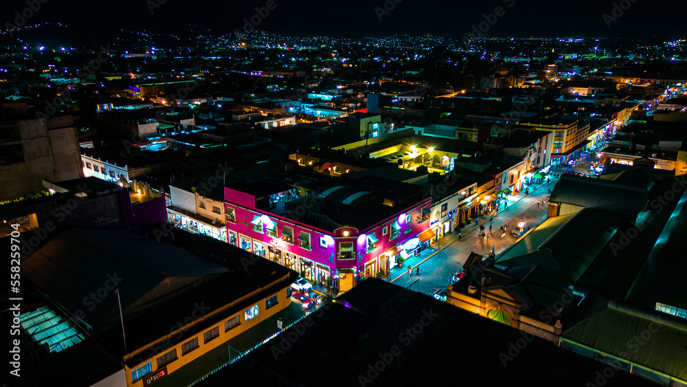 Centro de Oaxaca durante la noche con dron en Mexico. 