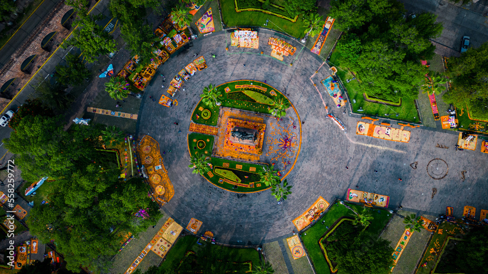 Plaza del caballito, monumento a Morelos en Morelia, Michoacán en día de muertos con dron