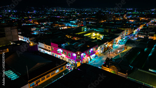 Centro de Oaxaca durante la noche con dron en Mexico. 