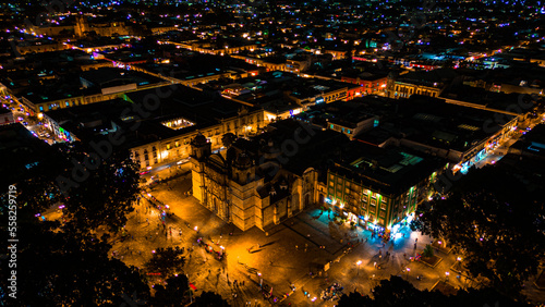 Catedral de Oaxaca durante la noche con dron. en Mexico 