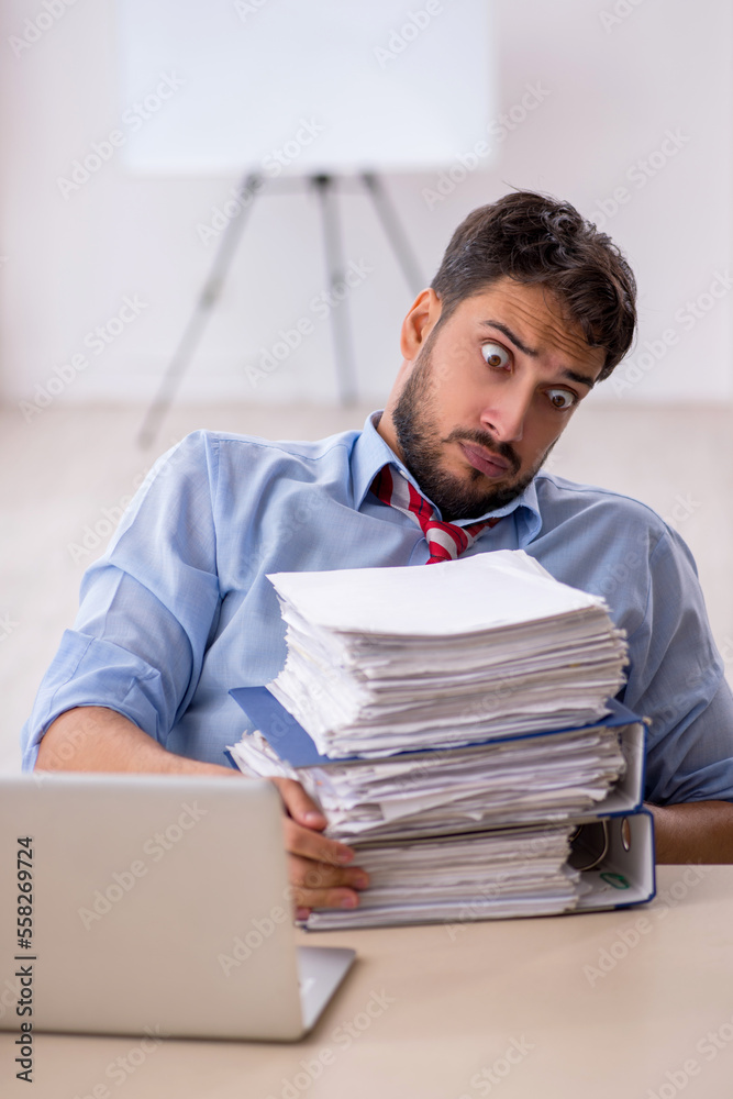 Obraz premium Young male employee working in the office