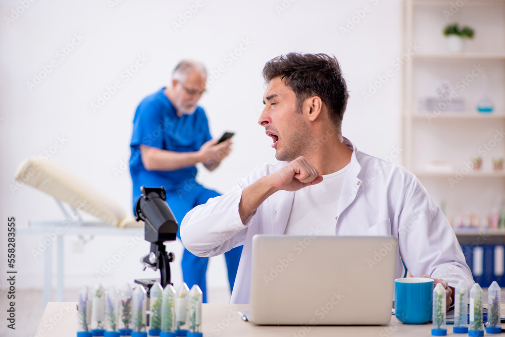 Obraz premium Two male chemists in drugs synthesis concept