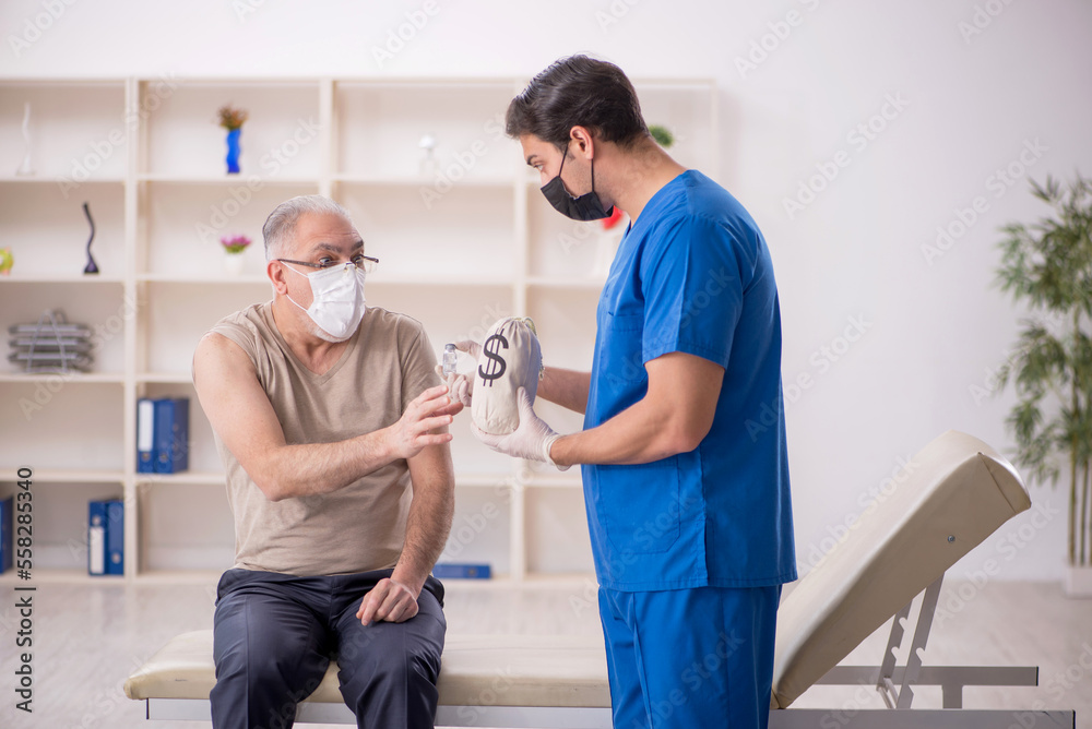 Obraz premium Male patient giving moneybag to doctor