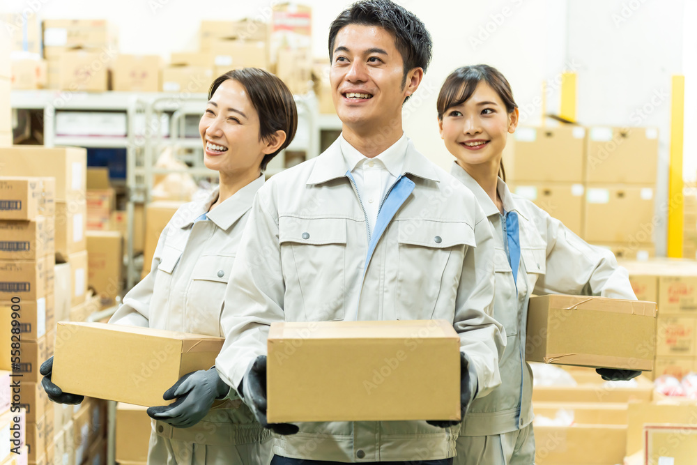 倉庫で作業する若い日本人男女