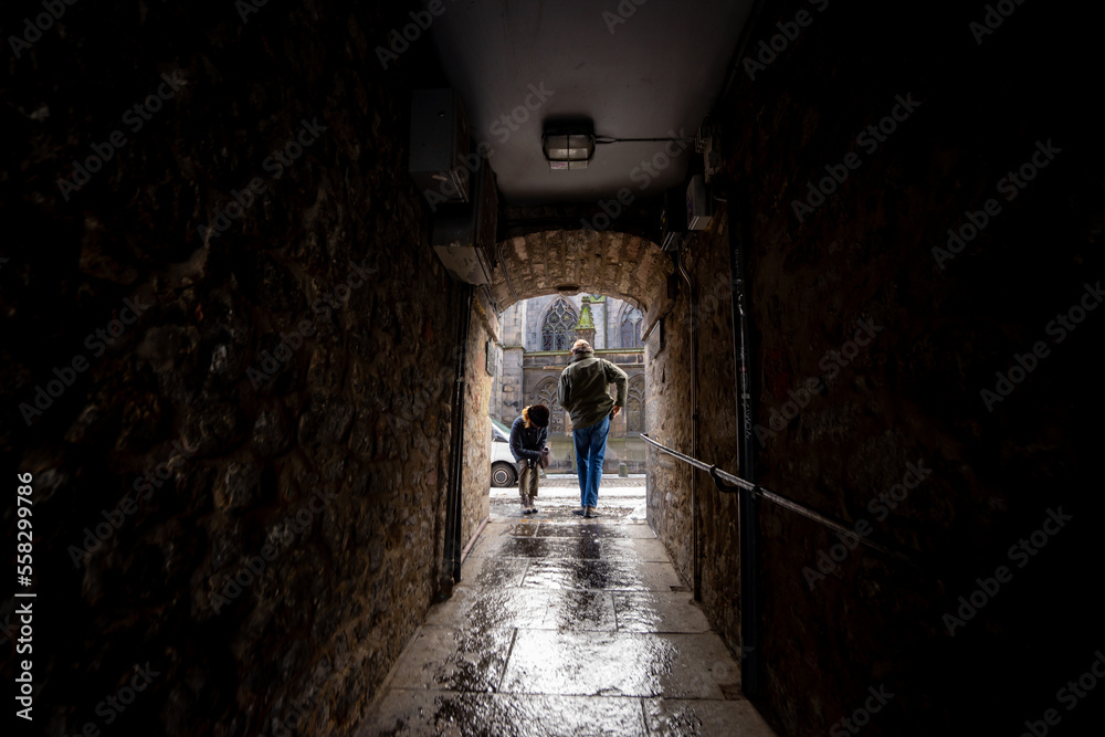 Obraz premium Classic Alleys and Advocate’s Close around the Royal Miles street in the heart of Edinburgh old towns during winter snow afternoon in Edinburgh , Scotland : 28 February 2018