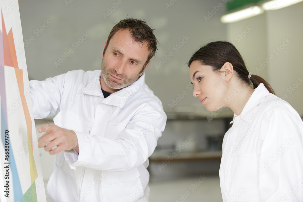 Obraz premium young female apprentice painter in professional training