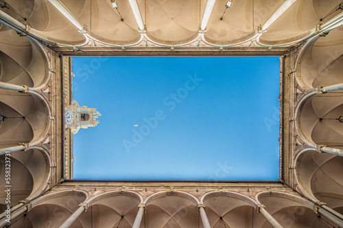 Architettura di un palazzo a Genova con simmetria e volo di un gabbiano photo