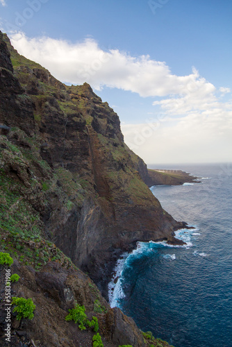La strada panoramica che porta a Punta de Teno, nel parco rurale del Teno. Tenerife