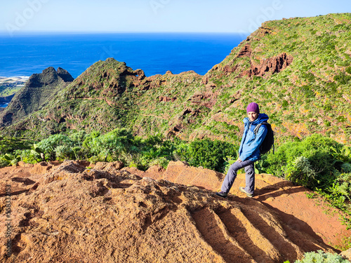 Giovane donna escursionista percorre i selvaggi sentieri del parco rurale di Anaga sull'isola vulcanica di Tenerife. Isole canarie, Spagna photo