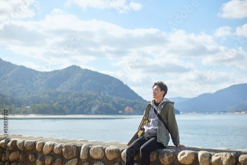 一人旅を楽しむ日本人の男性 photo