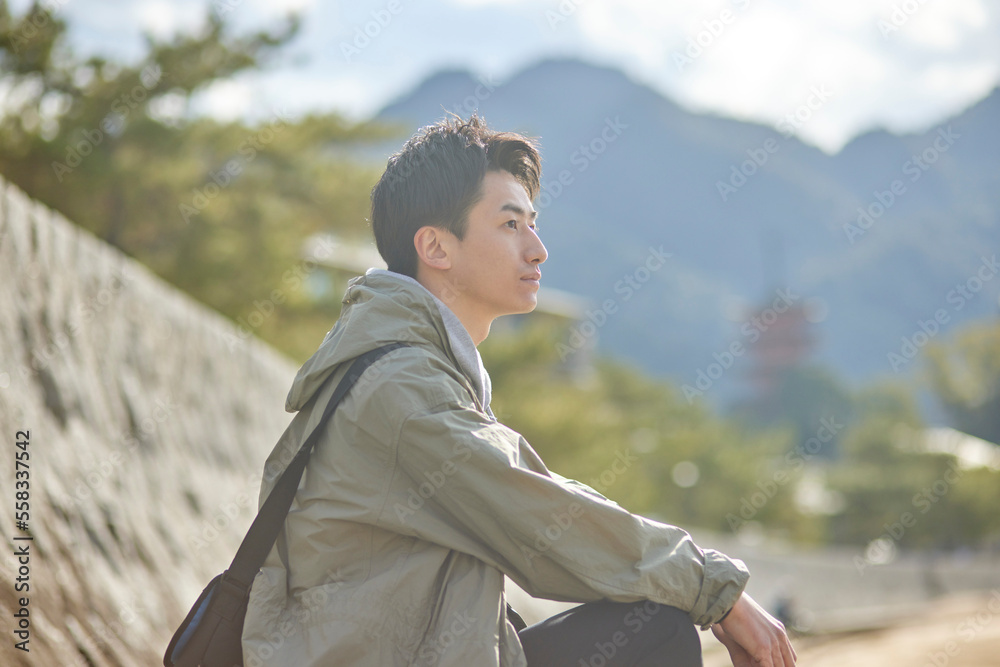 一人旅を楽しむ日本人の男性