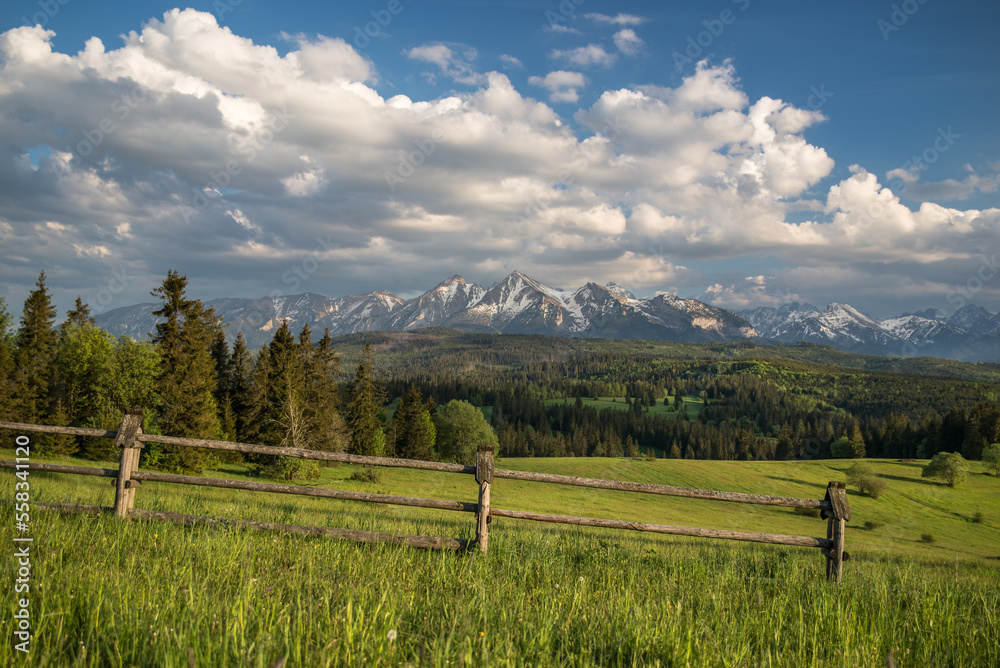 widok na Tatry Bielskie w Łapszance w trakcie burzy