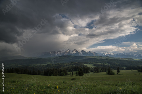 widok na Tatry Bielskie w Łapszance w trakcie burzy