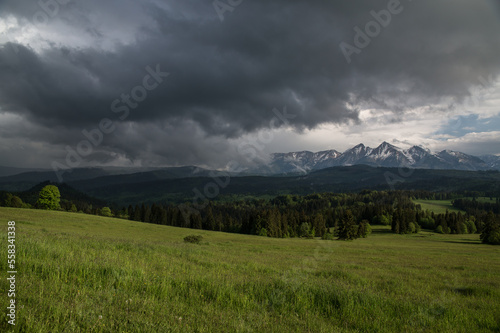 widok na Tatry Bielskie w Łapszance w trakcie burzy
