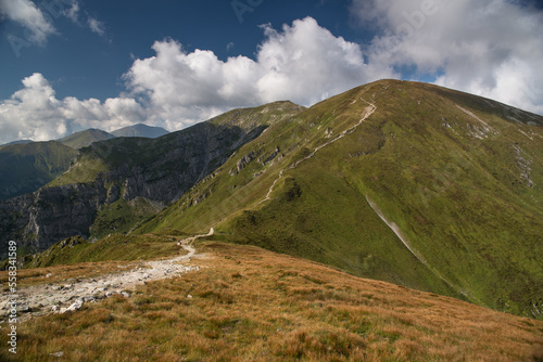 Fototapeta Naklejka Na Ścianę i Meble -  widok na Tatry Wysokie i Czerwone Wierchy jesienią