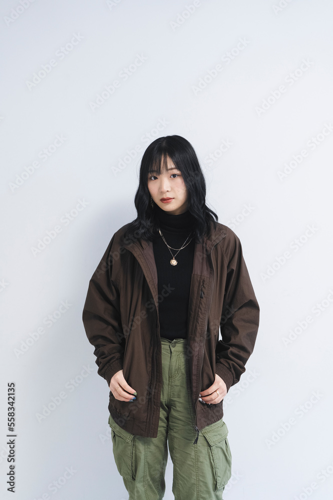 ストリートファッションの若い女性 ストリートファッションの若い女性