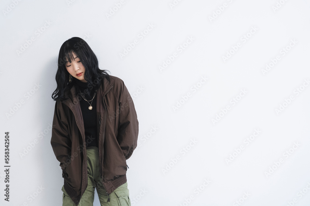 ストリートファッションの若い女性 ストリートファッションの若い女性
