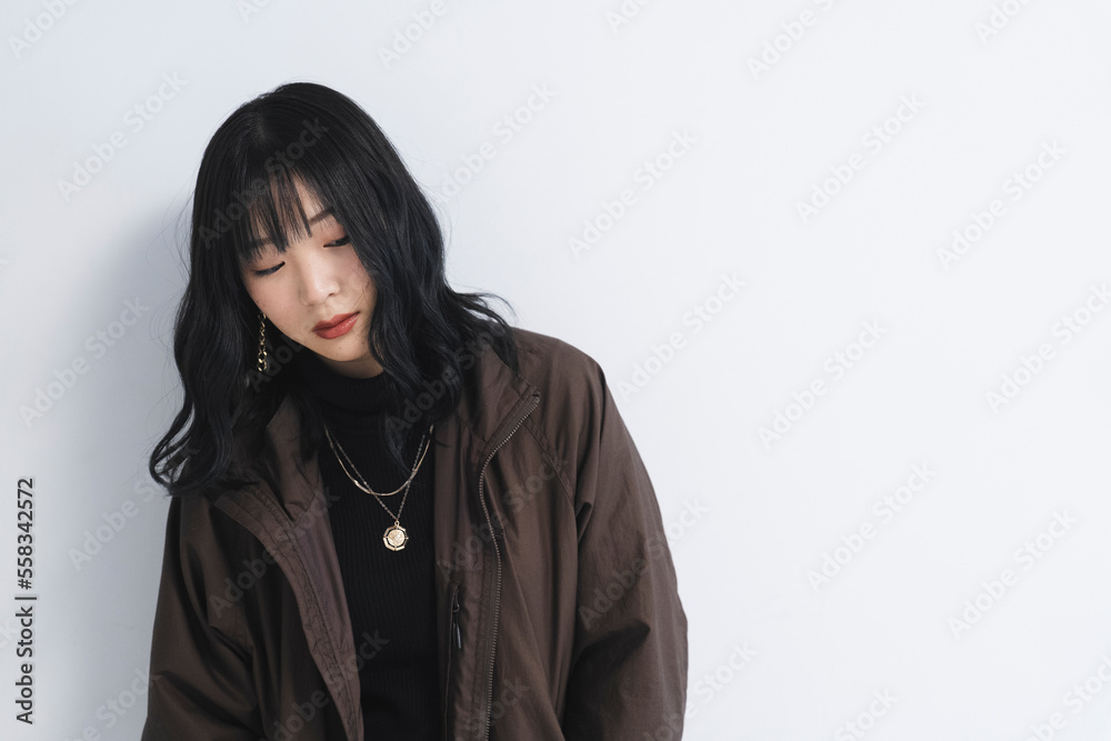 ストリートファッションの若い女性 ストリートファッションの若い女性