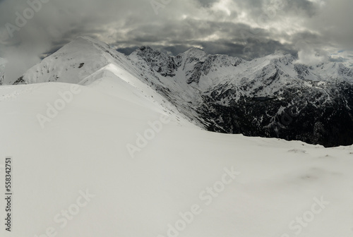 zimowy widok na Tatry Zachodnie, Czerwone Wierchy, Tatry Wysokie, Tatry Bielskie