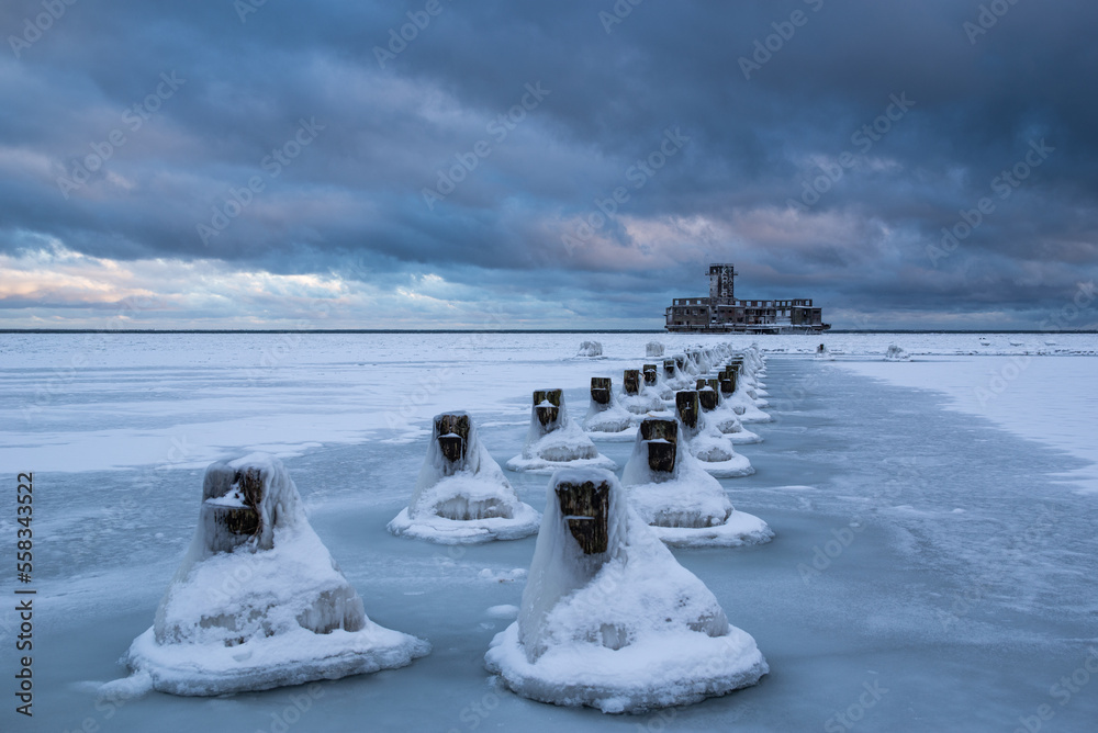 zimowy widok na torpedownię w Babich Dołach w Gdyni, morze Bałtyckie - obrazy, fototapety, plakaty 
