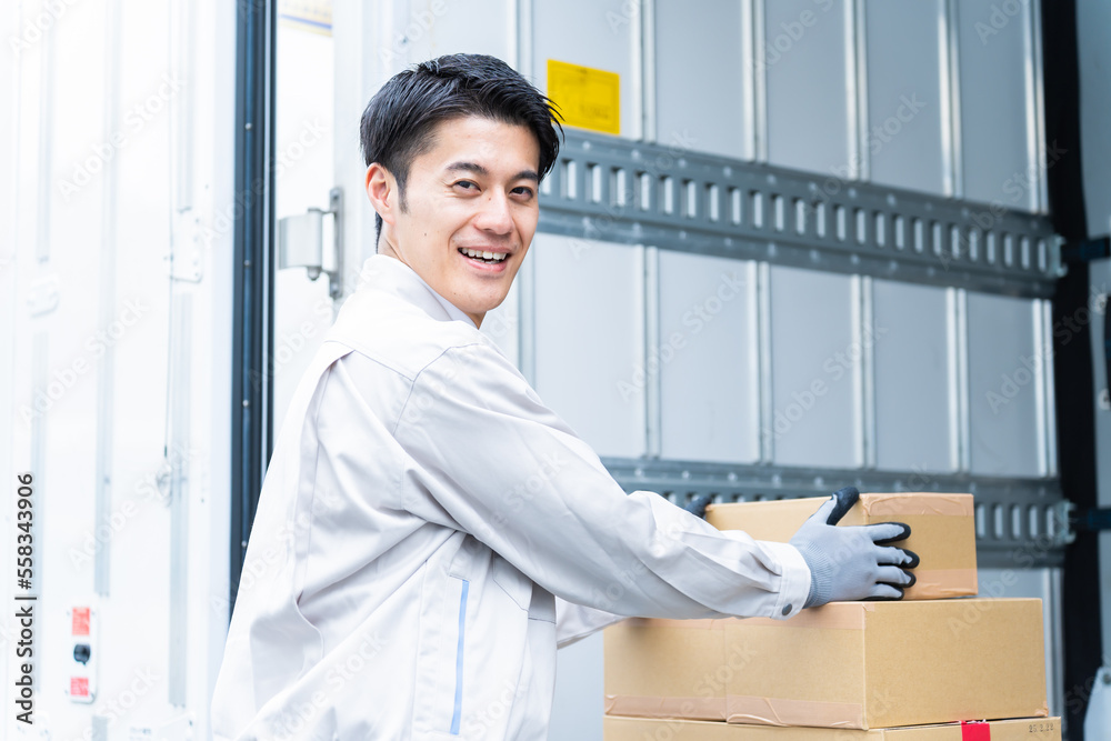 配送作業をする日本人男性