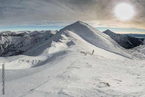 zimowy widok na Tatry Zachodnie, Czerwone Wierchy, Tatry Wysokie, Tatry Bielskie