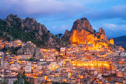 Obraz na płótnie Gagliano Castelferrato, Sicily, Italy. Aerial cityscape image if historic town Gagliano Castelferrato in Sicily at dramatic sunrise. w salonie